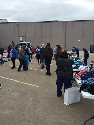 Fort Worth High School Students Arrange A Garage Sale With Free